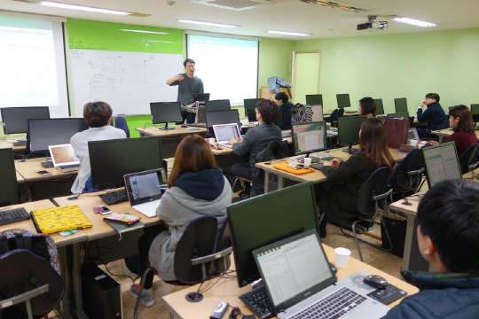 지난 13일 서울 여의도 엔코아에서 진행된 '데이터 과학자 교육'에서 홍성진 엔코아 컨설턴트(맨 뒤)가 데이터 변수와 영향력에 대해 발표하고 있다.  이형근기자 bass007@
